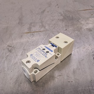 Uusi TELEMECANIQUE XS7-C40NC440 LÄHESTYMISKYTKIN