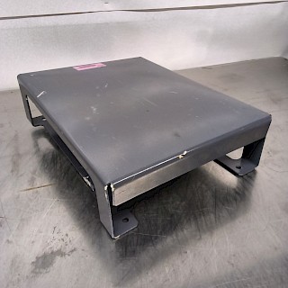 Säiltytyslaatikon kannake työkoneeseen