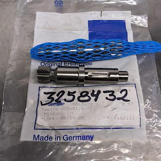 Uusi URACA PINIONI/ HAMMAS AKSELI D163672