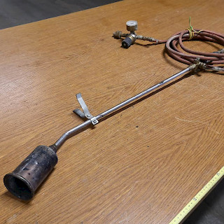 Nestekaasu poltin kiihdyttimellä ja paineen säätimellä
