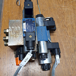 Hydrauliikka lohko venttiileillä
