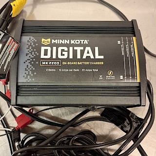 MINN KOTA Digital on-board battery charger