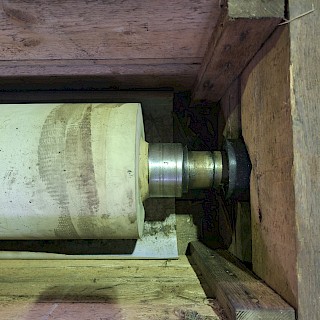 Valkaisupuristimen S-telan alatela